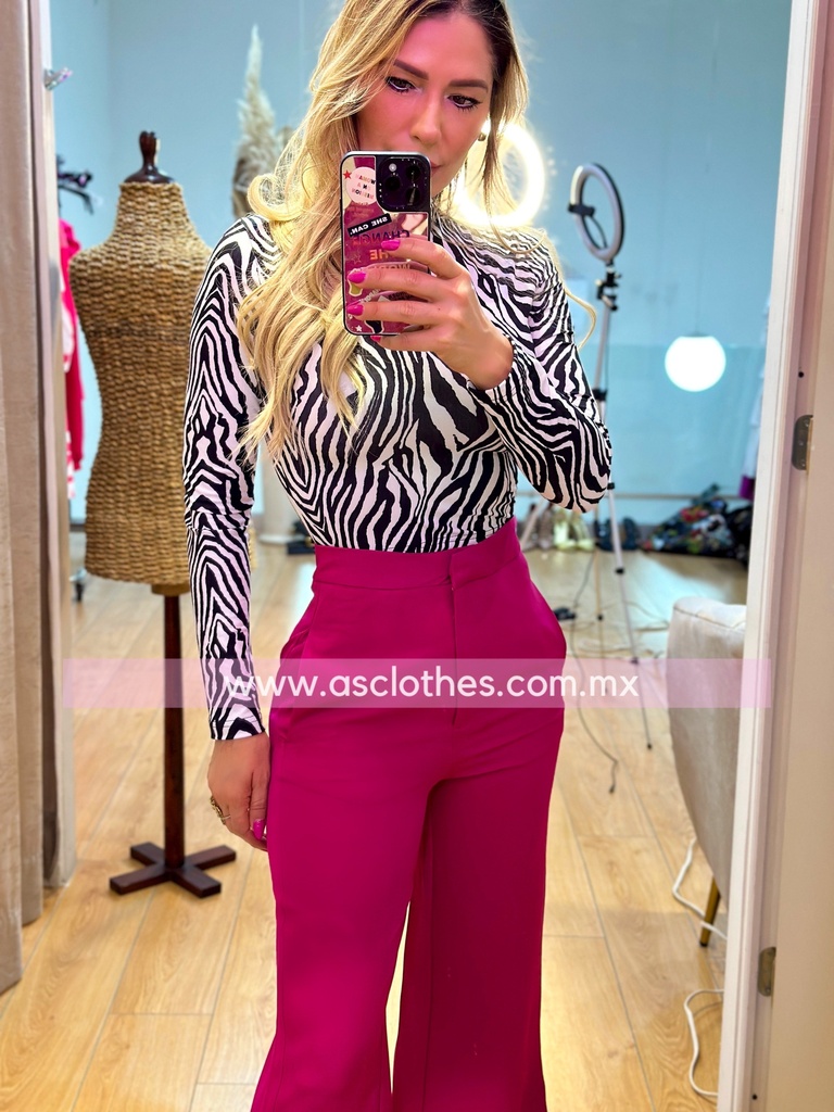 PANTALON CORTE CAMPANA CON ABERTURA 