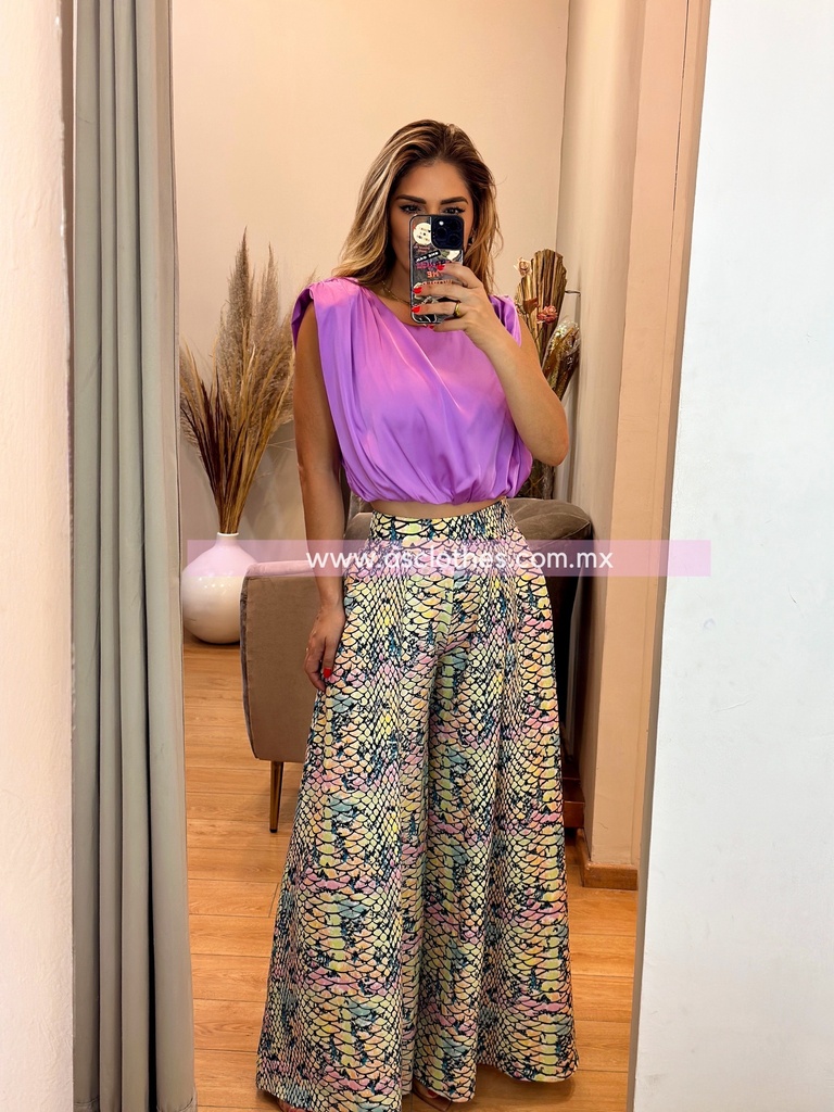 BLUSA SIN MANGA CON HOMBRERA  TIPO SATINADA