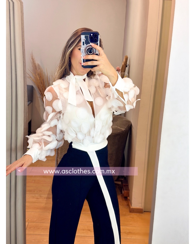 CAMISA CON BLUSA FONDO CIRCULOS RESALTADOS