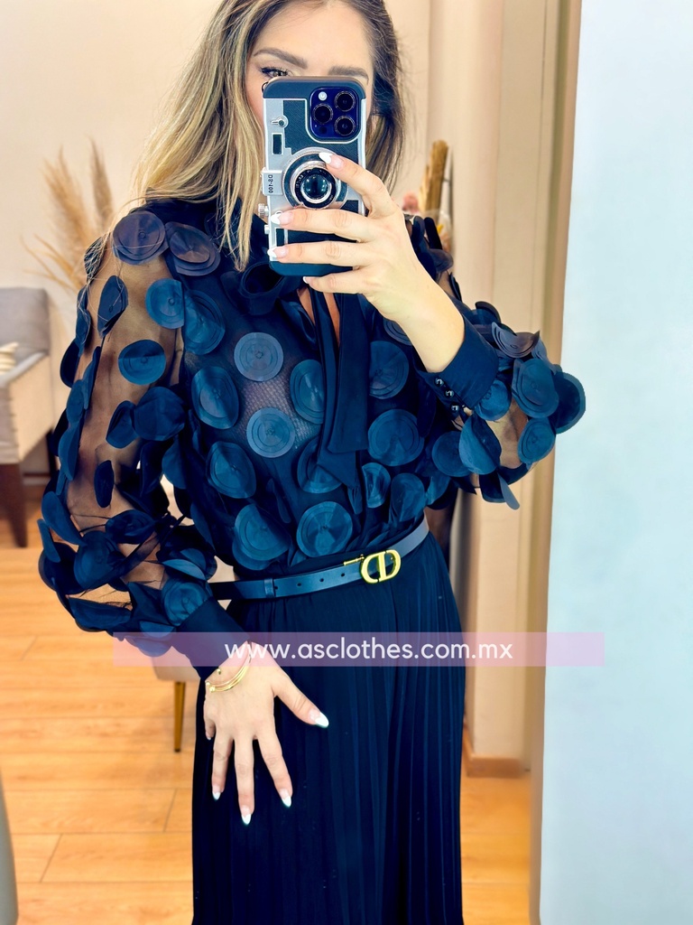 CAMISA CON BLUSA FONDO CIRCULOS RESALTADOS