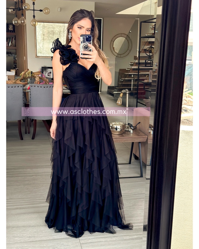 MAXI DRESS TULL OLANES UN HOMBRO CON DETALLES EN GAJOS