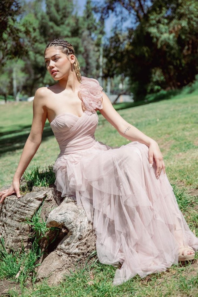 MAXI DRESS TULL OLANES UN HOMBRO CON DETALLES EN GAJOS