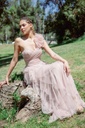 MAXI DRESS TULL OLANES UN HOMBRO CON DETALLES EN GAJOS