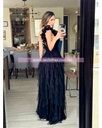 MAXI DRESS TULL OLANES UN HOMBRO CON DETALLES EN GAJOS