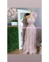 MAXI DRESS TULL OLANES UN HOMBRO CON DETALLES EN GAJOS
