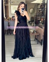 MAXI DRESS TULL OLANES UN HOMBRO CON DETALLES EN GAJOS