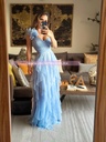 MAXI DRESS TULL OLANES UN HOMBRO CON DETALLES EN GAJOS
