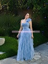 MAXI DRESS TULL OLANES UN HOMBRO CON DETALLES EN GAJOS