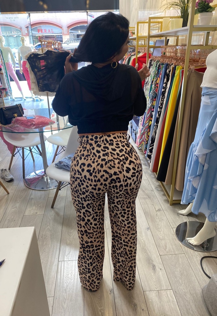 PANTALON CORTE RECTO BOLSAS TRASERAS