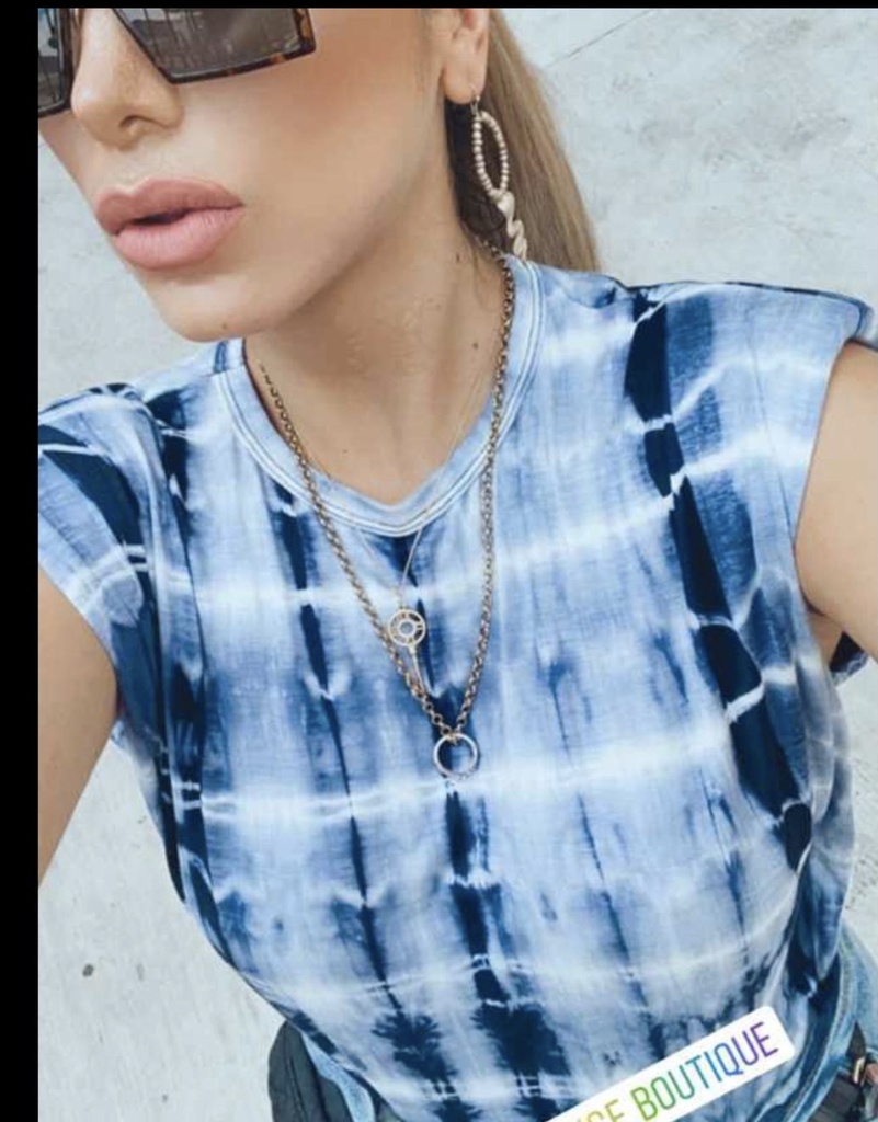 BLUSA CON HOMBRERAS MANCHAS