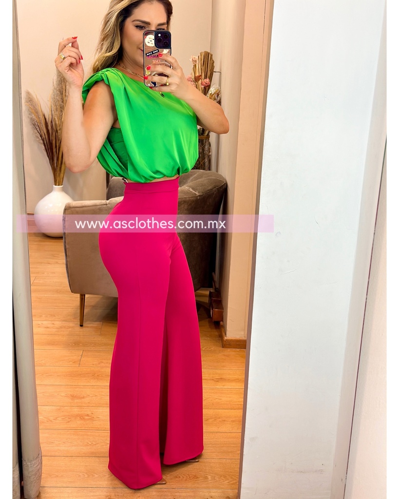 BLUSA SIN MANGA CON HOMBRERA  TIPO SATINADA