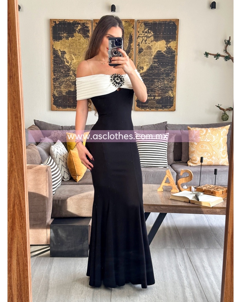 MAXI DRESS A LOS HOMBROS BICOLOR CON MEDALLONES