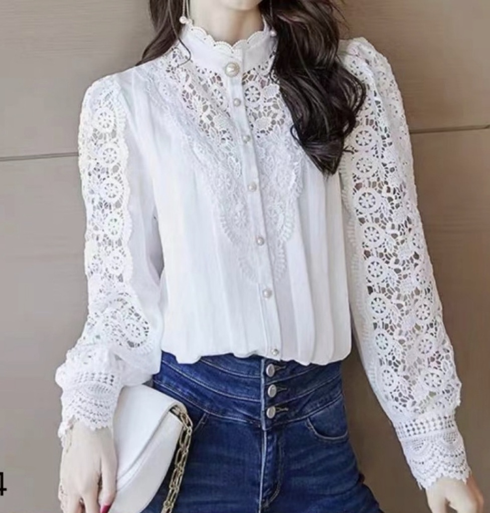BLUSA CON ENCAJE BOTON PERLA