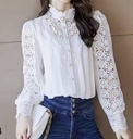 BLUSA CON ENCAJE BOTON PERLA
