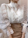 BLUSA CON ENCAJE BOTON PERLA