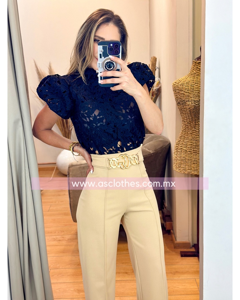 PANTALON CON HEBILLA Y ESLABONES