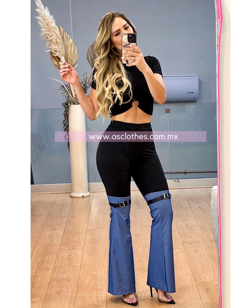BLUSA CROP CON ARGOLLA PECHO