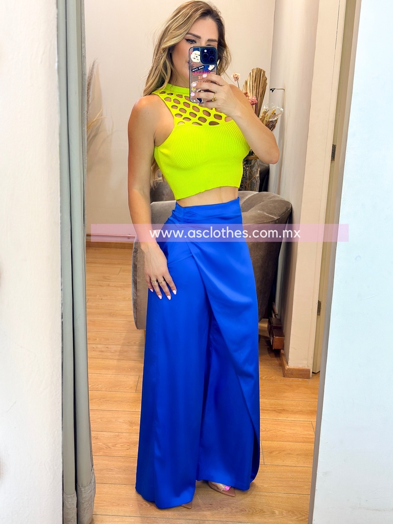 BLUSA TEJIDA SIN MANGA CON ORIFICIOS