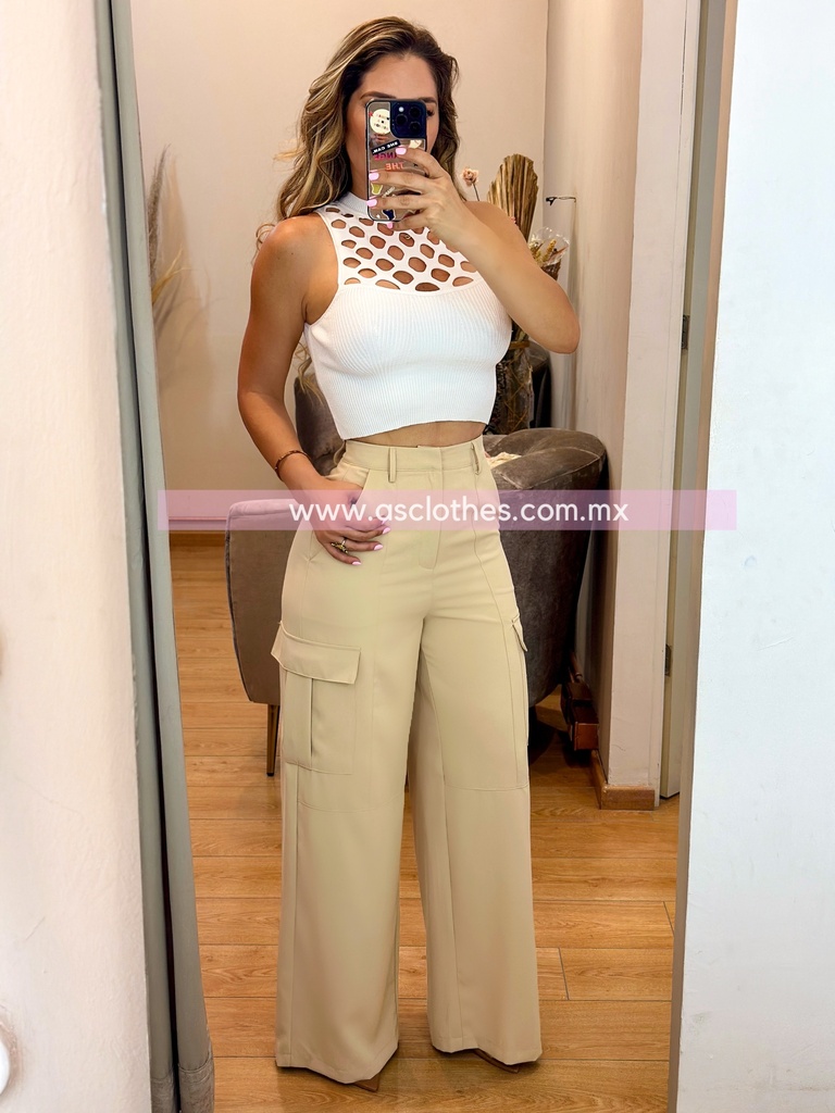 BLUSA TEJIDA SIN MANGA CON ORIFICIOS