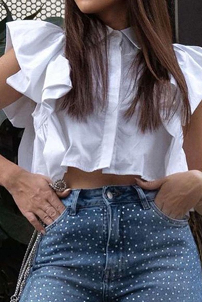 BLUSA CROP CON OLANES HOMBROS Y AL FRENTE