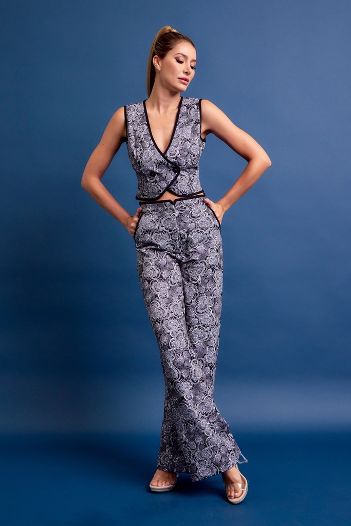 TRAJE CON CHALECO FIGURAS TELA