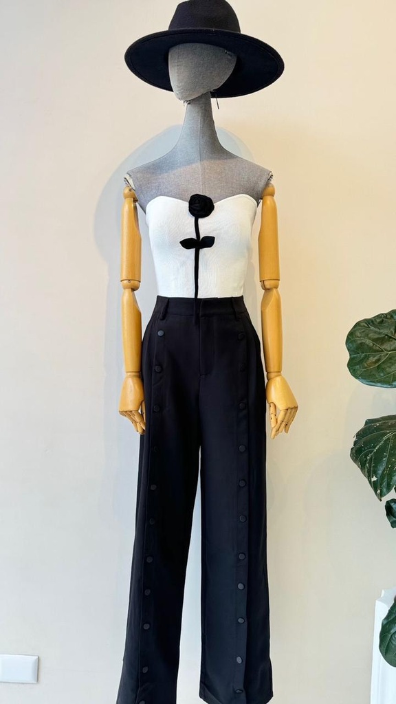 BLUSA STRAPLE FLOR RESALTADA