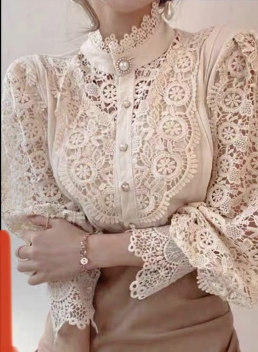 BLUSA CON ENCAJE BOTON PERLA