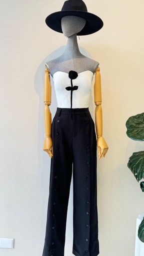 BLUSA STRAPLE FLOR RESALTADA