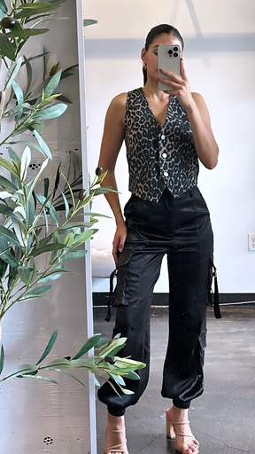 PANTALON CARGO SATINADO AJUSTADOR EN BOLSAS