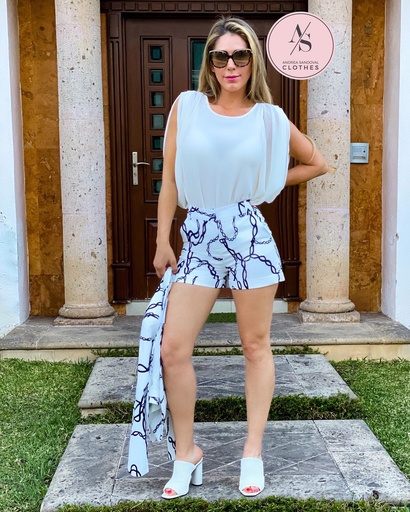 BLUSA CON DETALLE HOMBROS
